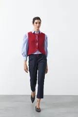 Pantalón de vestir azul marino, de corte recto levemente entallado, con bolsillos laterales y traseros.