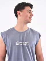 Musculosa celeste con cuello redondo y sisa amplia. Estampado frontal con la palabra 'Broken' en tipografía gótica.