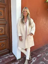 Tapado de corte oversize confeccionado en mezcla de lana y viscosa, color crema. Presenta un diseño desestructurado, liviano, con solapas amplias, bolsillos frontales de parche y mangas largas con puños vueltos.
