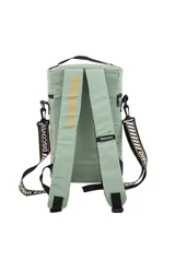 Mochila cilíndrica negra, tipo matera, con múltiples bolsillos frontales con cierre. Presenta un logo circular grande en verde neón con una 'D' estilizada y un globo terráqueo. Las correas son negras con texto en verde neón.