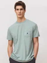 Camiseta de algodón orgánico con efecto lavado, cuello redondo, manga corta y bolsillo frontal en el pecho con etiqueta tejida con logo.