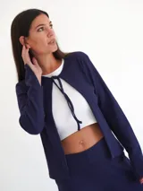 Saco abierto de punto fino, color verde menta, con mangas largas y corte corto a la cintura.