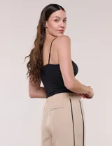 Top crop de tirantes finos en color beige, con escote recto y tejido texturizado de franjas horizontales.