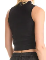 Top sin mangas color marrón con brillo, de cuello alto y corte ajustado.