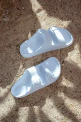 Sandalias tipo Birkenstock de goma ultra liviana, color beige, con doble tira y hebillas ajustables.