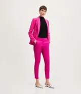 Pantalón de vestir rojo con corte cigarette, bolsillos delanteros y aberturas laterales en el ruedo.