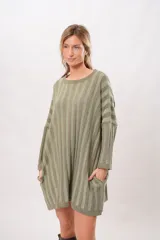 Vestido tipo buzo largo verde con rayas verticales en relieve, cuello redondo y mangas largas.