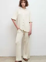 Pantalón de tejido de punto acanalado, de corte recto y tiro alto, con cintura elástica.