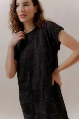 Vestido corto negro con diseño tejido en bloques, de mangas cortas y corte recto.