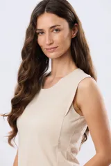 Musculosa de algodón color beige, de corte clásico con cuello redondo y diseño liso.