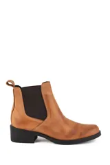 Botinetas estilo chelsea de cuero color tostado, con paneles laterales elásticos negros y taco bajo cuadrado.