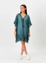 Túnica azul verdoso de algodón con bordados, volados y borla.