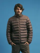 Campera capitoneada de poliéster con cierre frontal al tono y bolsillos laterales con cierre invisible.
