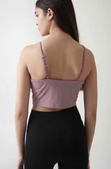 Top deportivo lavanda con breteles finos y detalle de frunce en el centro del busto.