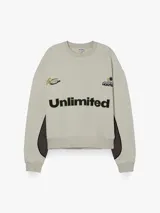 Buzo de cuello redondo con calce relajado, confeccionado en fleece. Presenta un diseño en color blanco con paneles laterales en contraste color gris oscuro, y estampados gráficos frontales con la palabra Unlimited.