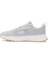 Championes Under Armour modelo Street Mirage, color gris claro. Presentan una parte superior de malla transpirable con superposiciones de gamuza, entresuela de EVA acolchada para mayor comodidad y suela exterior de goma en color caramelo con diseño dentado para mayor tracción.