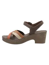 Sandalias de cuero RKF modelo Dalia, con tacón ancho efecto corcho y plataforma. Posee tiras cruzadas en la parte delantera en tonos marrón, terracota, tostado y beige, y tira al tobillo con hebilla metálica.