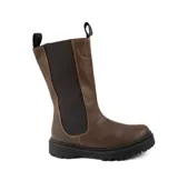 Bota de cuero color chocolate, de caña alta con elásticos laterales y tiradores en la parte superior. Suela de neolite color negro. Diseño artesanal fabricado en Uruguay.