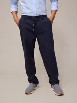 Pantalón azul marino de corte recto, con cintura elástica ajustable con cordón.