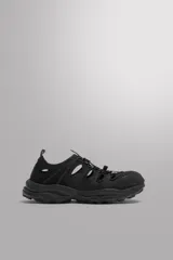 Sandalia deportiva negra con aberturas laterales para ventilación, puntera reforzada, ajuste con cordones y suela de goma.