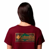 Remera de manga corta Columbia color bordó, confeccionada en algodón 100% orgánico, con cuello redondo acanalado y sutil logo estampado en el pecho.