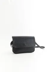 Cartera bandolera de cuero vacuno color bordó, con solapa frontal de textura símil cocodrilo y detalles de costuras pespunteadas en blanco. Cuenta con correa ajustable y cierre superior.