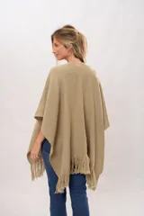 Ruana color beige tejida en telar manual con hilado mecha.