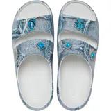 Sandalias tipo ojotas de dos tiras con estampado efecto denim, diseño con doble correa superior y apliques Jibbitz metálicos decorativos con detalles turquesas.