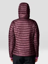 Campera puffer ultraligera de Mountain Hardwear, con diseño acolchado, cierre frontal completo, capucha integrada y bolsillos laterales con cierre. Confeccionada con tejido ripstop reciclado y aislamiento de plumón de alta calidad.