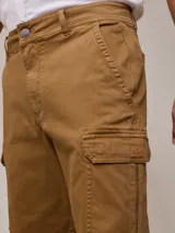 Bermuda cargo de sarga en color azul, con bolsillos laterales con solapa y cierre de botón. Diseño funcional con corte recto y ajuste cómodo.