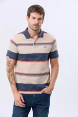 Remera polo de manga corta con cuello y puños en azul oscuro. Presenta un diseño de rayas horizontales en tonos de azul claro, azul oscuro, blanco, amarillo, rosa y verde. Incluye botones personalizados y un logo bordado en el pecho.