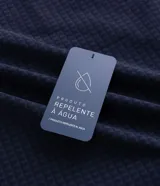 Chaqueta deportiva masculina de color azul marino, confeccionada en tejido técnico repelente al agua con acabado texturizado. Presenta cierre frontal con cremallera, capucha integrada y estampado de coordenadas en el pecho.