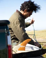 Campera estilo workwear de canvas resistente color verde oscuro. Cuenta con interior forrado en corderito sherpa, cuello de pana en tono marrón, cierre frontal con botones metálicos color cobre, cuatro bolsillos frontales y un bolsillo interior.
