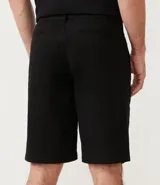 Bermuda de sarga color blanco, de corte recto y diseño básico con bolsillos laterales y traseros.