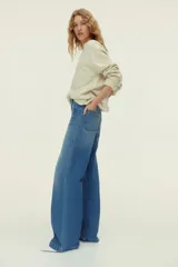 Jean de denim celeste de tiro alto con piernas amplias, corte holgado y bolsillos frontales tipo parche.