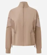 Campera deportiva rompevientos Get Over color bordó con cuello alto, cierre frontal y mangas largas. Cuenta con recortes de tul respirable en las mangas y cintura ajustable.