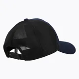 Gorra trucker de 6 paneles color azul marino con parte posterior de malla negra y parche frontal con el logo de Merrell en cuerina marrón.