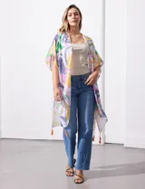 Kimono de manga amplia japonesa con estampado abstracto multicolor sobre fondo blanco. Presenta terminaciones con borlas en el ruedo.