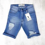Bermuda de jeans celeste con roturas y dobladillo.
