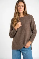 Sweater de punto texturado en color beige, con cuello redondo y mangas largas. Presenta un diseño de tejido acanalado vertical y corte holgado.