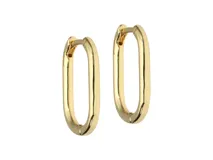 Par de aros dorados de acero con forma ovalada.