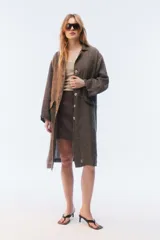 Tapado oversize largo midi, color gris con textura de microcuadrillé, cuello con solapa, cierre frontal con botones, bolsillos con tapa y hombros caídos.
