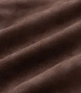 Chaqueta bomber azul marino lisa, con cierre frontal, cuello redondo y bolsillos laterales.