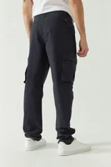 Pantalón cargo para hombre color gris oscuro, de corte recto, con múltiples bolsillos y logo metálico.
