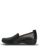 Zapato tipo slip-on de cuero liso color negro, con diseño de calce fácil, plantilla con relieves para ventilación y suela de caucho termoplástico con taco bajo.