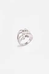Anillo de diseño orgánico y ondulado con tres vueltas superpuestas, acabado en tono plateado y estructura ajustable.