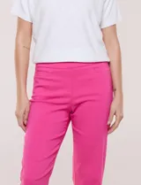 Pantalón capri estilo sastrero de tiro alto y color fucsia, marca Zac & Rachel, confeccionado en tejido elástico con cintura ancha sin cierres ni botones y bolsillos funcionales en el frente.