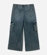 Pantalón de jean wide leg color azul, de tiro medio con bolsillos cargo laterales y diseño amplio en las piernas.