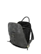 Mochila Hush Puppies color gris, con diseño combinado de cuero sintético y gamuza. Presenta un bolsillo frontal con cierre de hebilla decorativa, compartimento principal con cierre y asa superior.