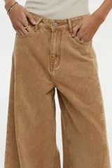 Jean wide leg de tiro medio, color camel, con calce relajado y amplias botamangas.